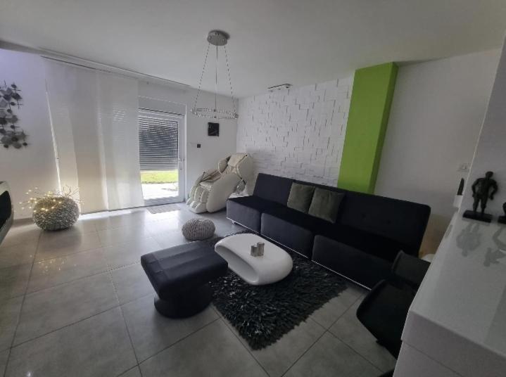 Apartment Plaza ----Wallbox 11Kw 16A ----- Private Spa- Jacuzzi, Infrared Sauna, Luxury Massage Chair, Parking, Entry With Pin 0 - 24H, Free Cancellation 24 Hours Before Check In Slavonski Brod Exterior photo