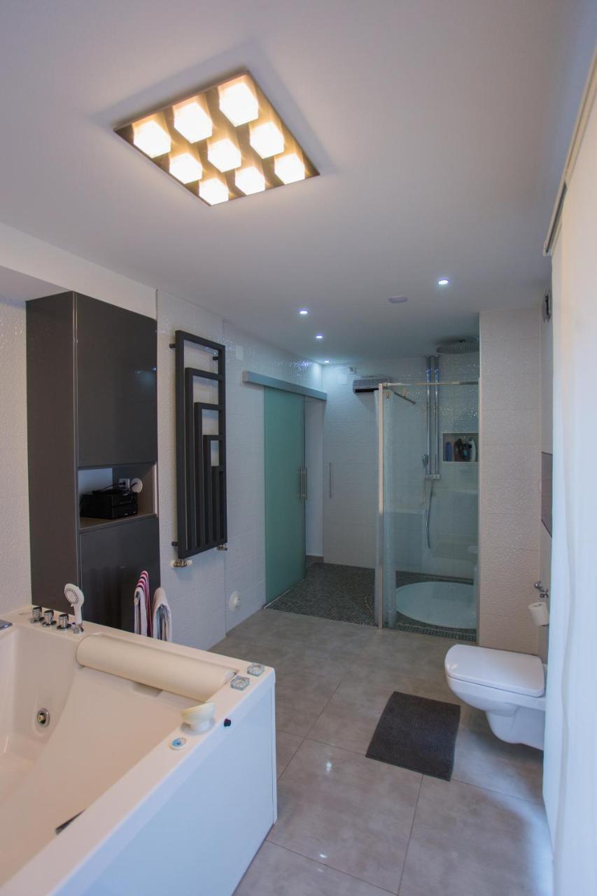 Apartment Plaza ----Wallbox 11Kw 16A ----- Private Spa- Jacuzzi, Infrared Sauna, Luxury Massage Chair, Parking, Entry With Pin 0 - 24H, Free Cancellation 24 Hours Before Check In Slavonski Brod Exterior photo