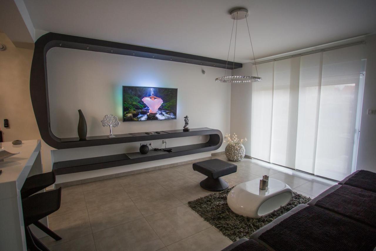 Apartment Plaza ----Wallbox 11Kw 16A ----- Private Spa- Jacuzzi, Infrared Sauna, Luxury Massage Chair, Parking, Entry With Pin 0 - 24H, Free Cancellation 24 Hours Before Check In Slavonski Brod Exterior photo