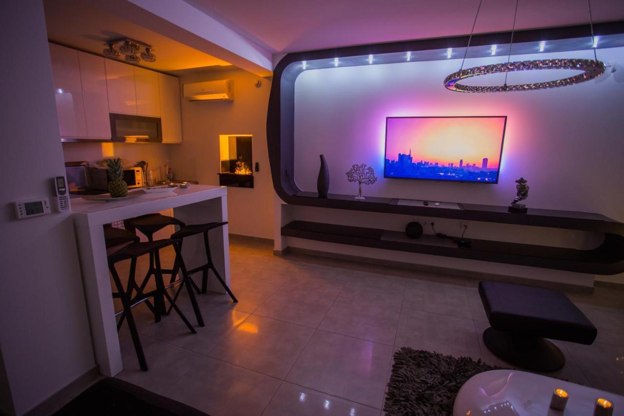 Apartment Plaza ----Wallbox 11Kw 16A ----- Private Spa- Jacuzzi, Infrared Sauna, Luxury Massage Chair, Parking, Entry With Pin 0 - 24H, Free Cancellation 24 Hours Before Check In Slavonski Brod Exterior photo