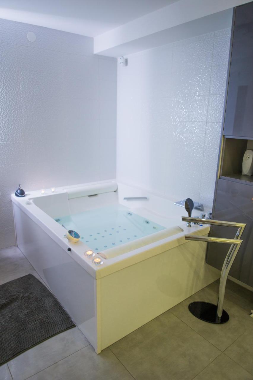 Apartment Plaza ----Wallbox 11Kw 16A ----- Private Spa- Jacuzzi, Infrared Sauna, Luxury Massage Chair, Parking, Entry With Pin 0 - 24H, Free Cancellation 24 Hours Before Check In Slavonski Brod Exterior photo