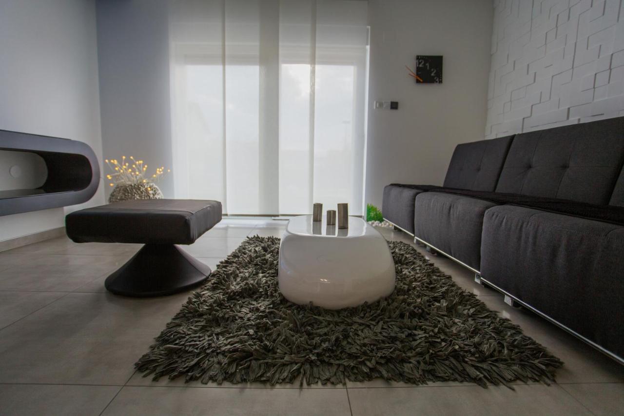 Apartment Plaza ----Wallbox 11Kw 16A ----- Private Spa- Jacuzzi, Infrared Sauna, Luxury Massage Chair, Parking, Entry With Pin 0 - 24H, Free Cancellation 24 Hours Before Check In Slavonski Brod Exterior photo