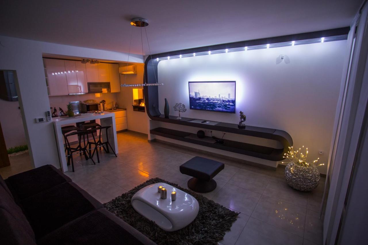 Apartment Plaza ----Wallbox 11Kw 16A ----- Private Spa- Jacuzzi, Infrared Sauna, Luxury Massage Chair, Parking, Entry With Pin 0 - 24H, Free Cancellation 24 Hours Before Check In Slavonski Brod Exterior photo
