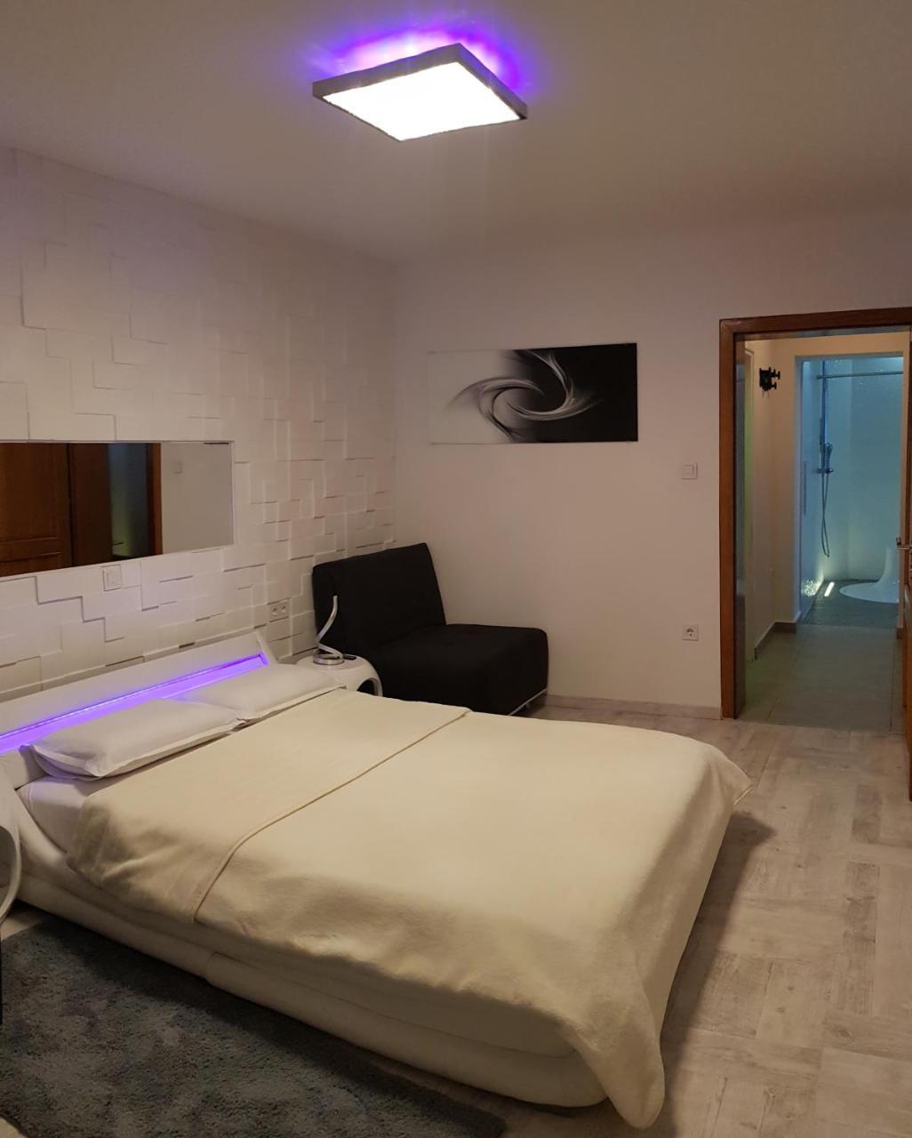 Apartment Plaza ----Wallbox 11Kw 16A ----- Private Spa- Jacuzzi, Infrared Sauna, Luxury Massage Chair, Parking, Entry With Pin 0 - 24H, Free Cancellation 24 Hours Before Check In Slavonski Brod Exterior photo