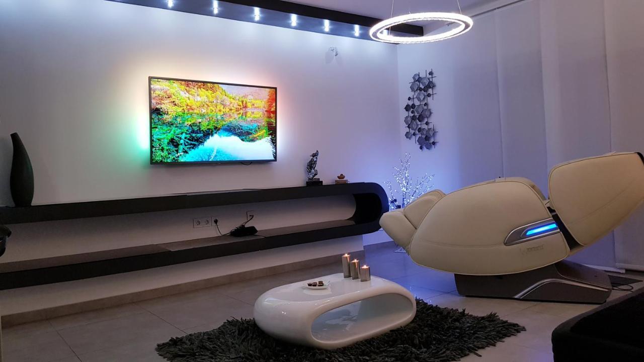 Apartment Plaza ----Wallbox 11Kw 16A ----- Private Spa- Jacuzzi, Infrared Sauna, Luxury Massage Chair, Parking, Entry With Pin 0 - 24H, Free Cancellation 24 Hours Before Check In Slavonski Brod Exterior photo